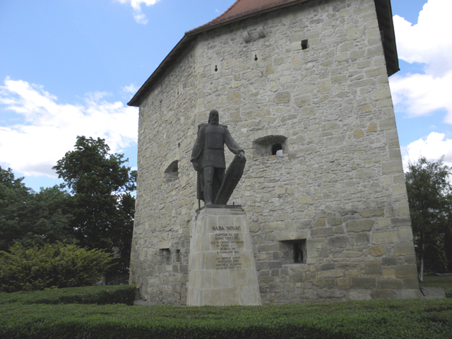 Statuia lui Baba Novac străjuieşte Turnul Croitorilor