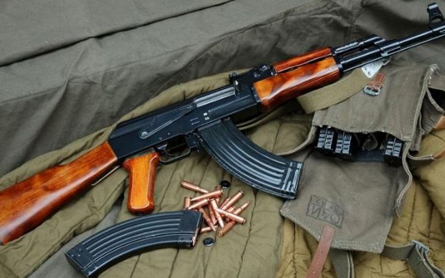 Arme şi muniţii deţinute ilegal, confiscate de poliţişti