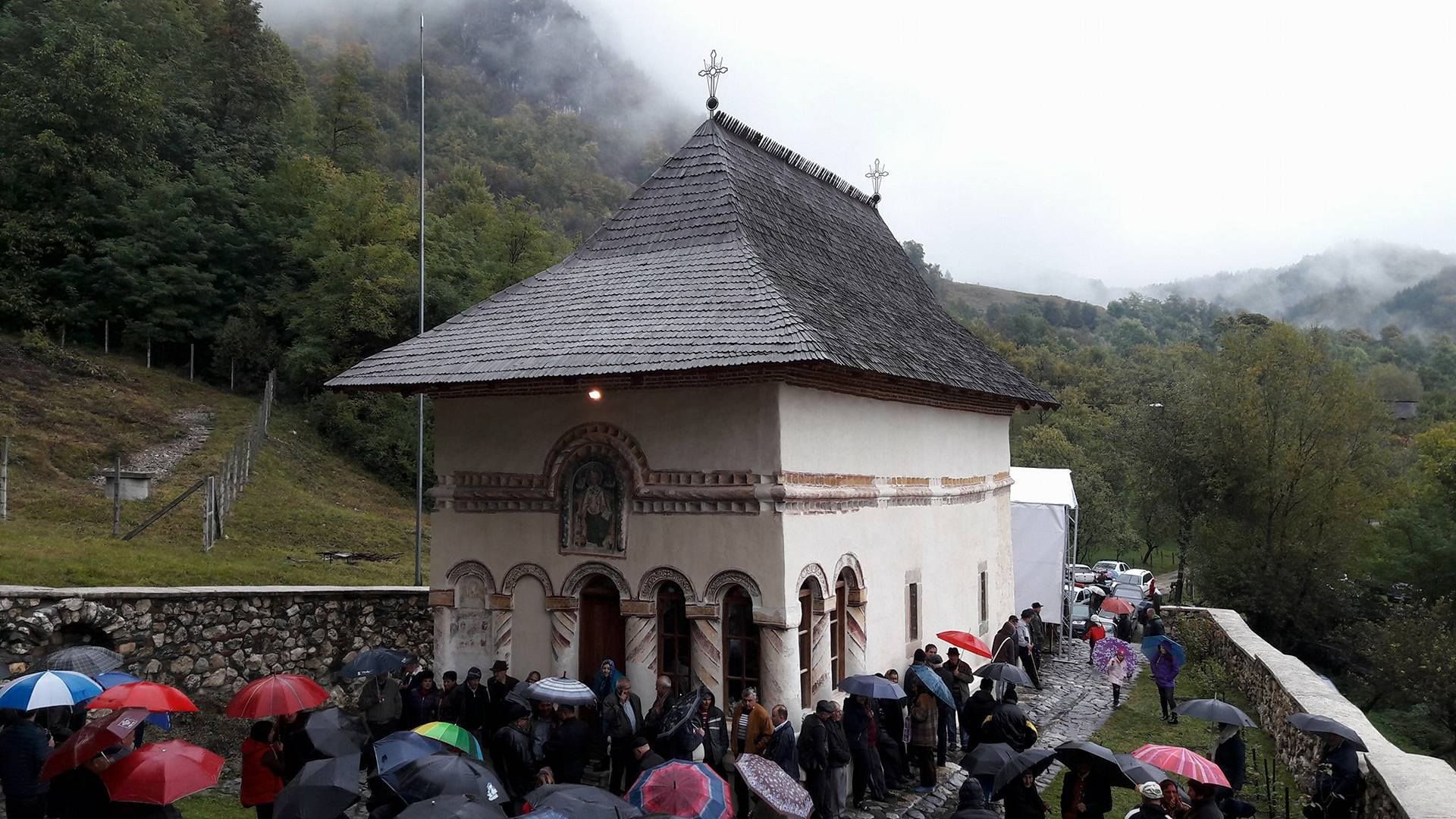De Ziua comunei Costeşti,  sute de enoriaşi au participat la sfinţirea Bisericii de la Pietreni