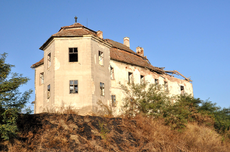 Vizitaţi Castelul Kemeny-Bánffy din Luncani