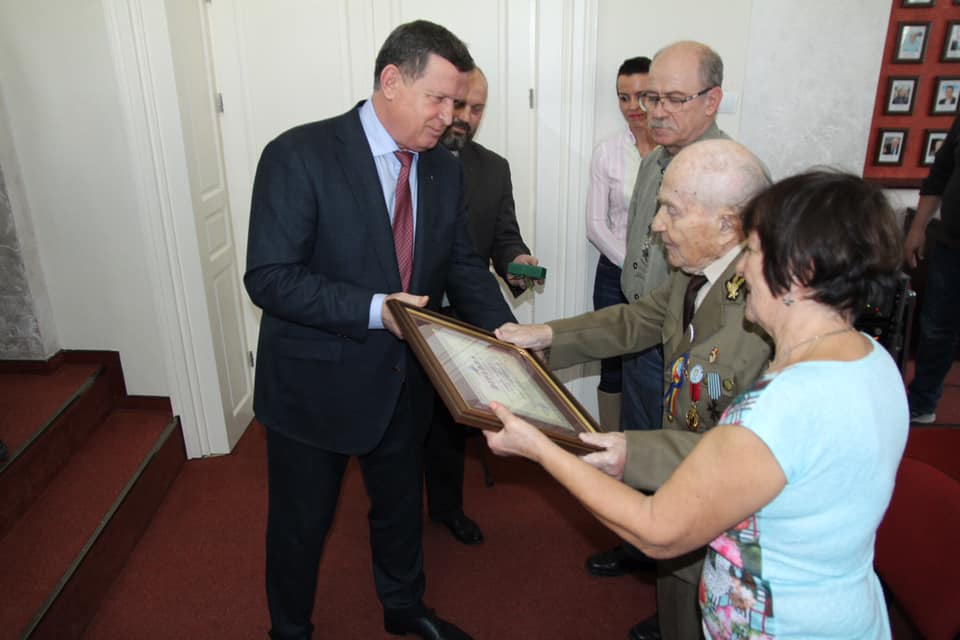Veteranul de război Emil Veţeleanu este cel de-al 88–lea cetăţean de onoare al municipiului Râmnicu Vâlcea