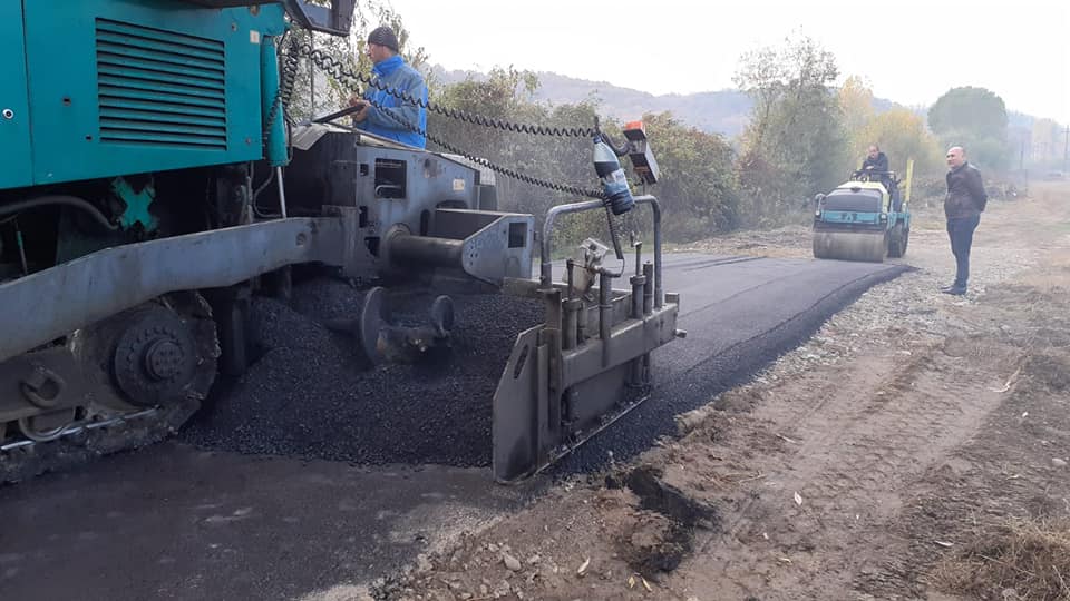 La Budeşti se asfaltează şi asfaltul este turnat pe acele străzi pietruite iar sursa de finanţare este alocată din bugetul local