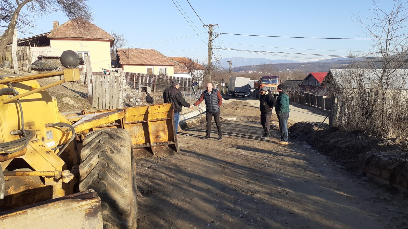 La Budeşti continuă lucrările de modernizare a infrastructurii rutiere cu bani de la bugetul local