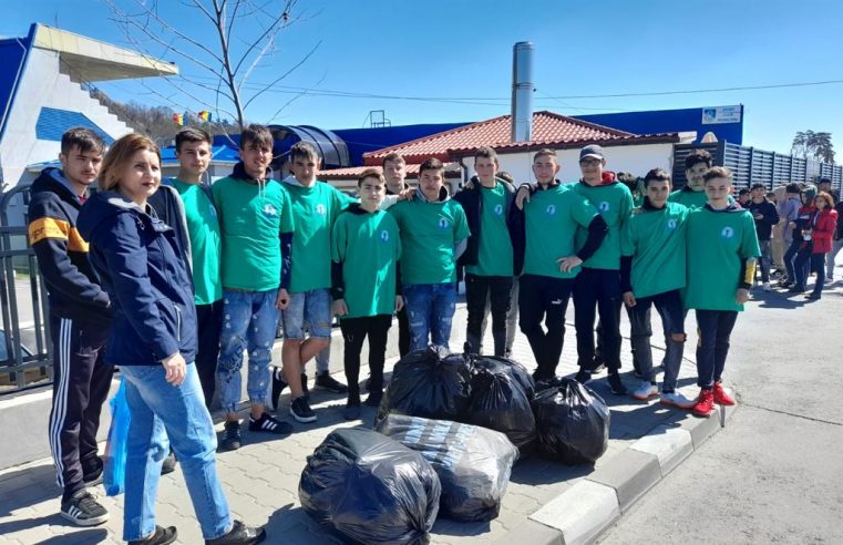 Elevii Liceului Tehnologic „Căpitan Nicolae Pleșoianu” au participat în cadrul unei acțiuni de ecologizare pe malul râului Olănești