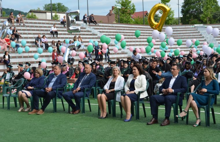 Politicienii, protagoniștii absolvirilor de liceu | Elevii în spate, VIP-urile în față