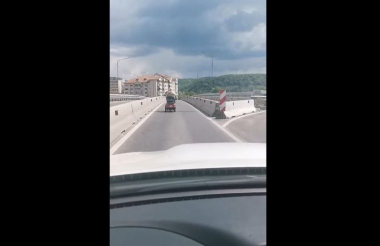 VIDEO: Consilier liberal din Râmnicu Vâlcea, nemulțumit de lipsa unor piste special amenajate pentru transportul cu biciclete, trotinete sau mopeduri de pe podul spre Goranu