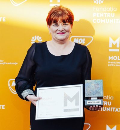 Crina Popescu, bibliotecara de la Pietrari a obţinut Premiul Mentor pentru excelenţă în educaţie