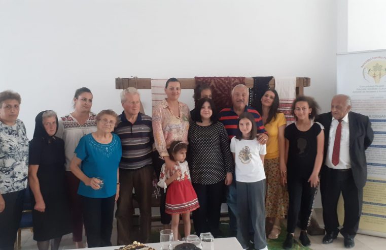 Bunicii fac legătura între generaţii cu datini şi obiceiuri româneşti, la Păuşeşti Măglaşi 