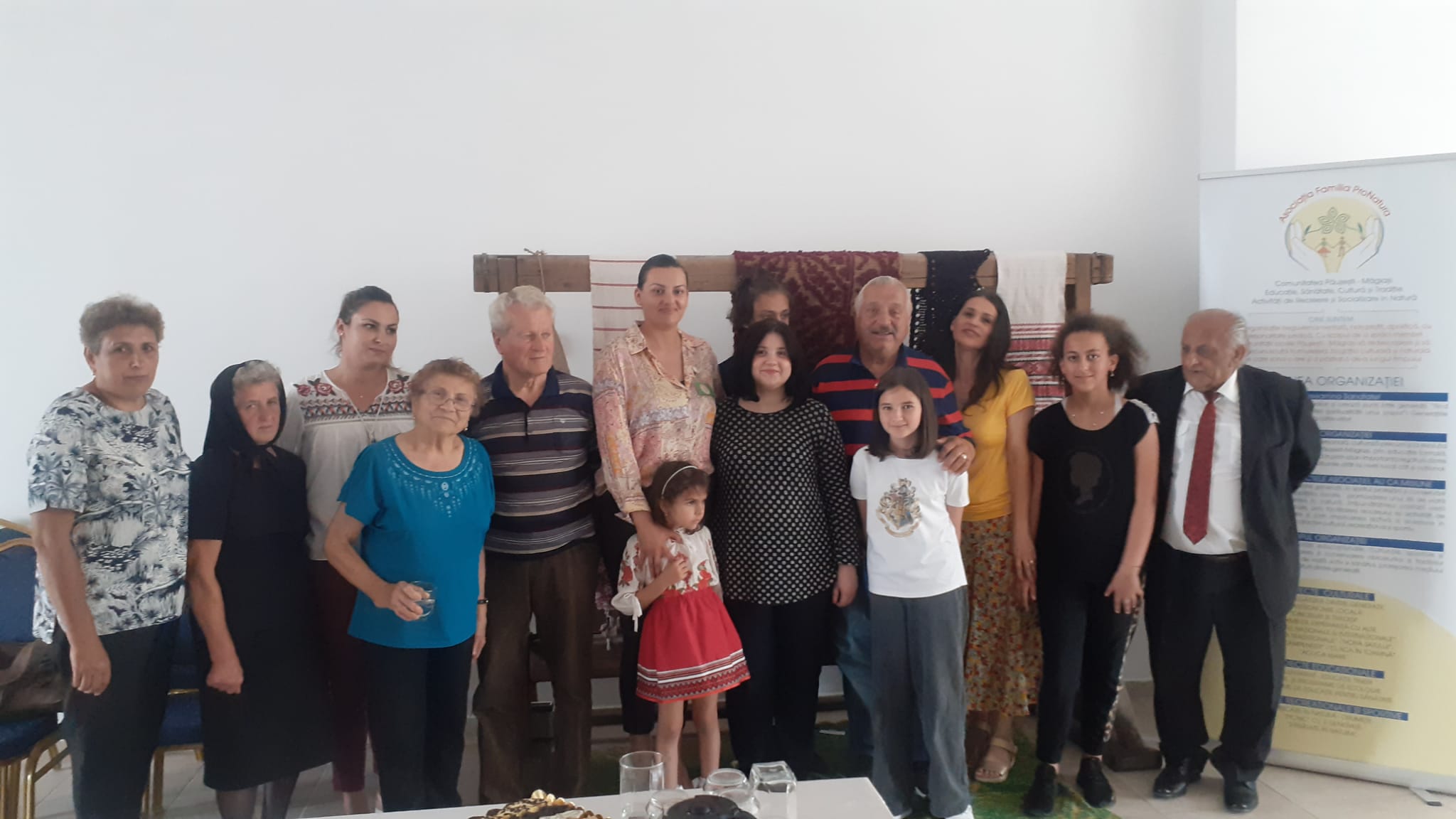 Bunicii fac legătura între generaţii cu datini şi obiceiuri româneşti, la Păuşeşti Măglaşi 