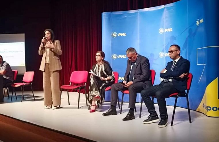 4 politicieni liberali, la discuții despre educație | PNL Vâlcea a organizat o discuție publică pe seama proiectului legii învățământului preuniversitar