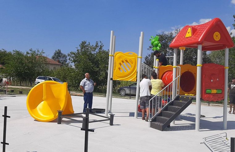 Primăria Lăpuşata construieşte locuri de joacă pentru copii