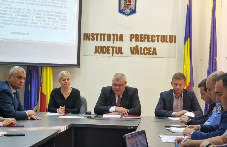 Ședință la Instituția Prefectului Vâlcea pentru a discuta despre prevenirea activităților periculoase pentru tineri