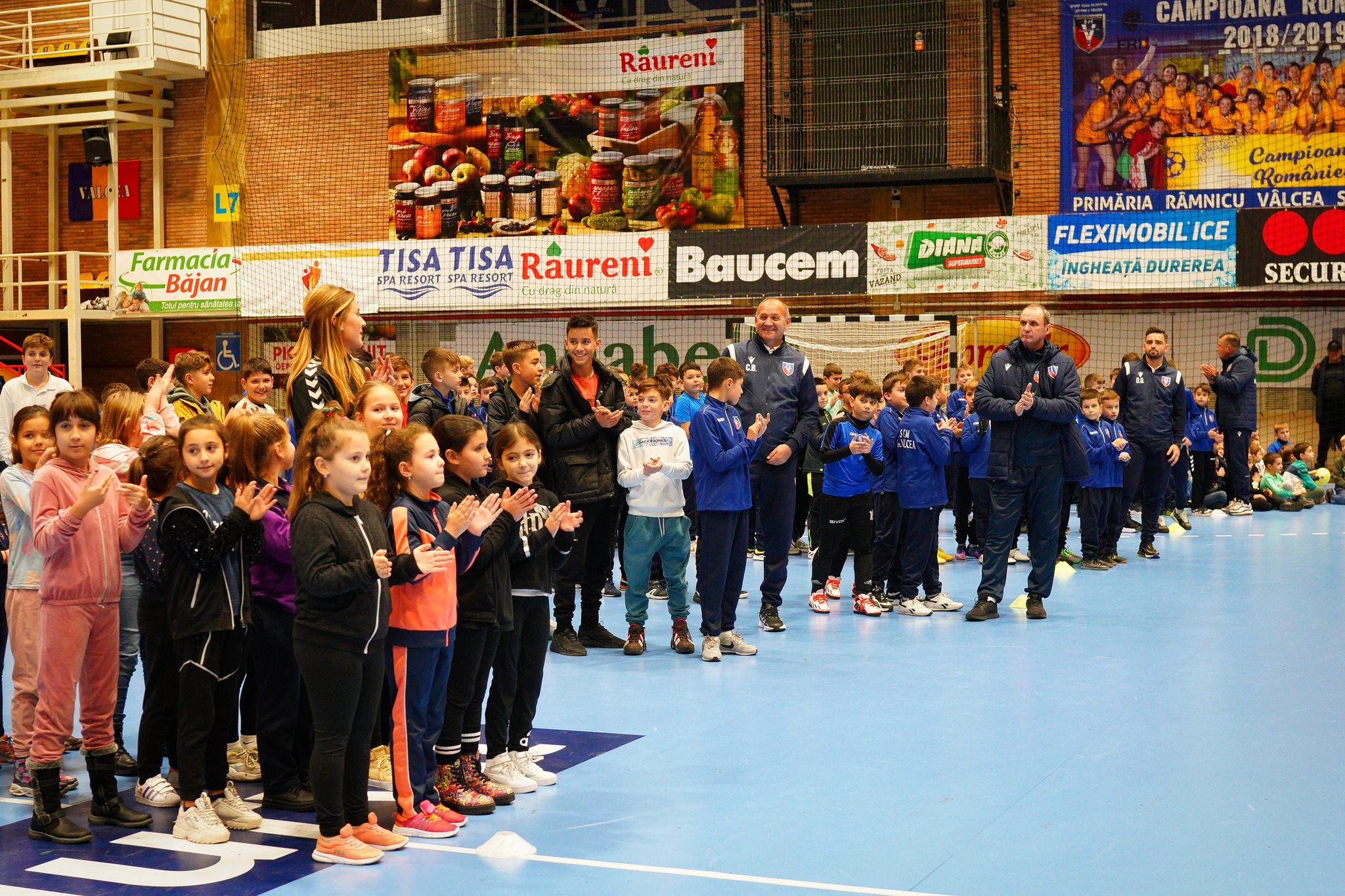 SCM Rm. Vâlcea a oferit cadouri copiilor și juniorilor de la secțiile de fotbal și handbal!