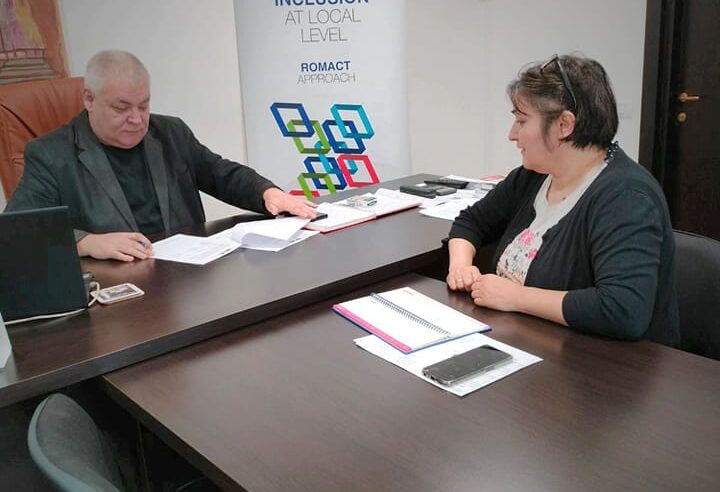 Administrația locală din Brezoi sprijină integrarea cetățenilor de etnie romă