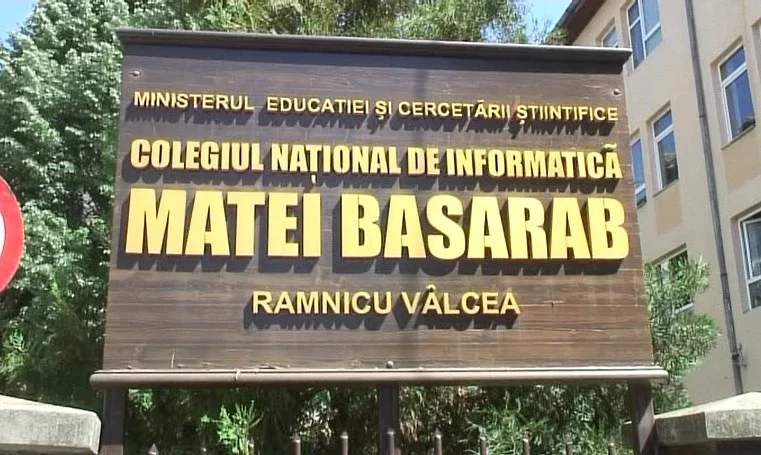 Incident grav la Colegiul Național „Matei Basarab” din Râmnicu Vâlcea: doi elevi de clasa a VIII-a, implicați în simularea unor gesturi obscene în fața elevilor mai mici