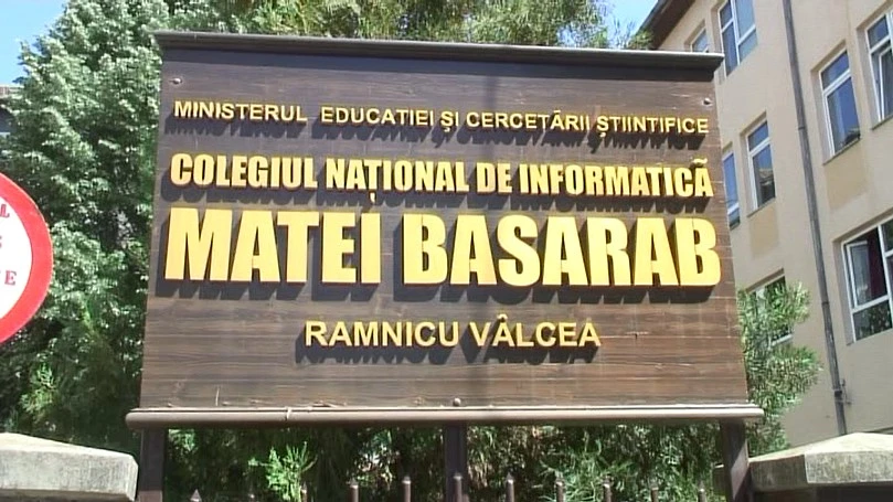 Incident grav la Colegiul Național „Matei Basarab” din Râmnicu Vâlcea: doi elevi de clasa a VIII-a, implicați în simularea unor gesturi obscene în fața elevilor mai mici