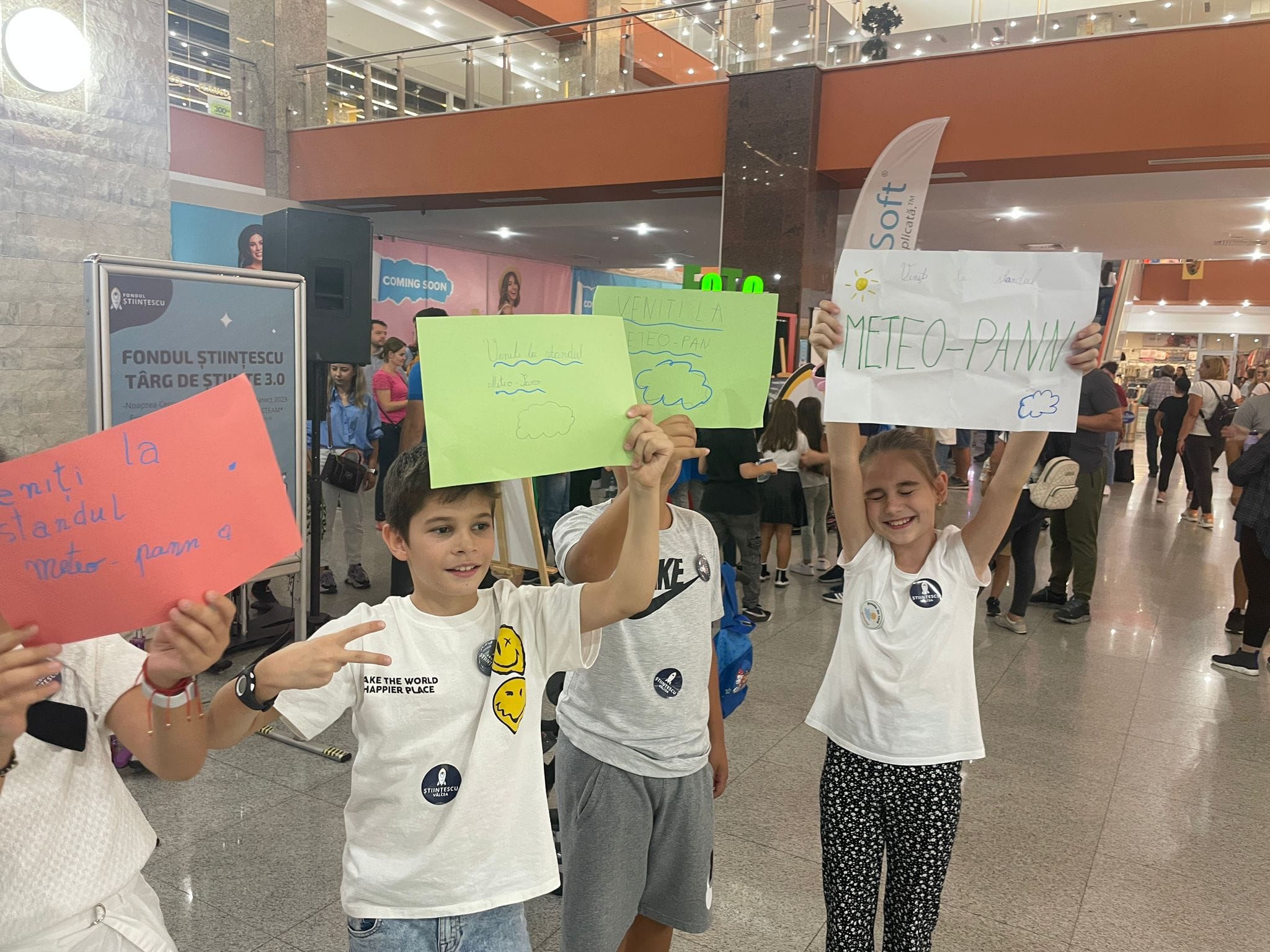 Sute de elevi pasionați de știință au fost prezenți în River Plaza Mall la cea de-a treia ediție a Târgului Științescu