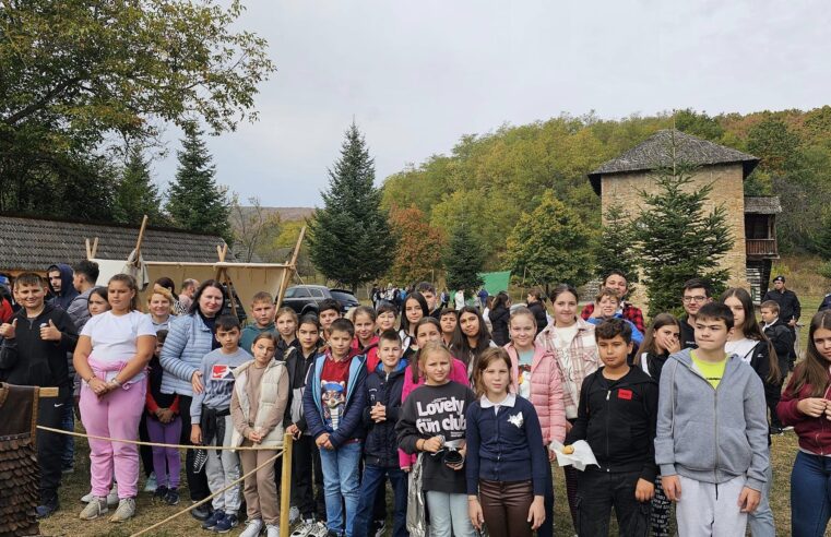 Elevii de la Școala Gimnazială Pietrari au revenit în timp la „Înfruntarea Lupilor. Daci și romani la porțile trecătorii” – Ediția a II-a
