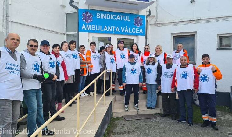 Protest al ambulanțierilor la Vâlcea | Șeful de sindicat face greva foamei la București