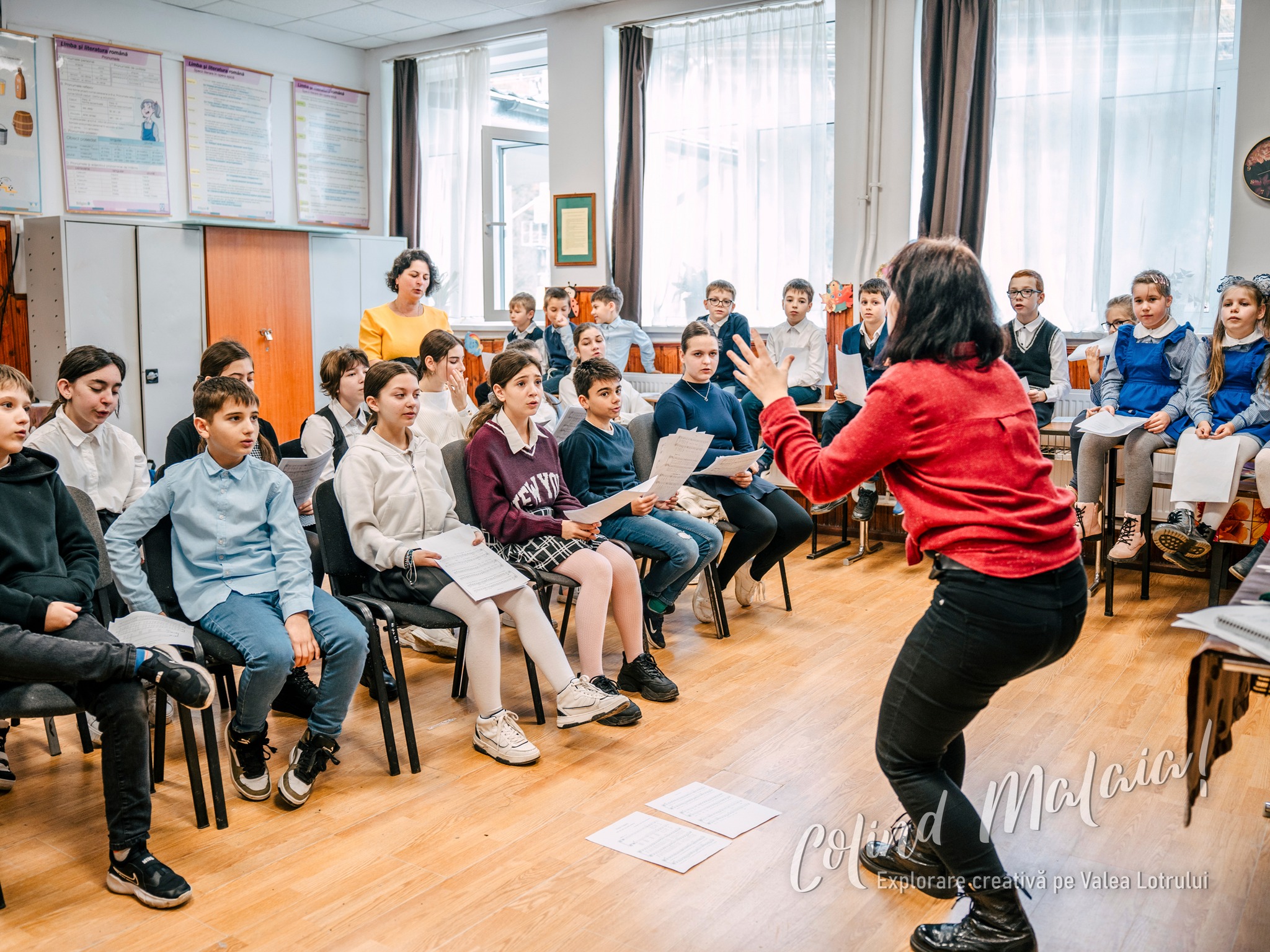 Descoperire muzicală pe Valea Lotrului: copiii din Școala Mălaia se pregătesc pentru concerte festive