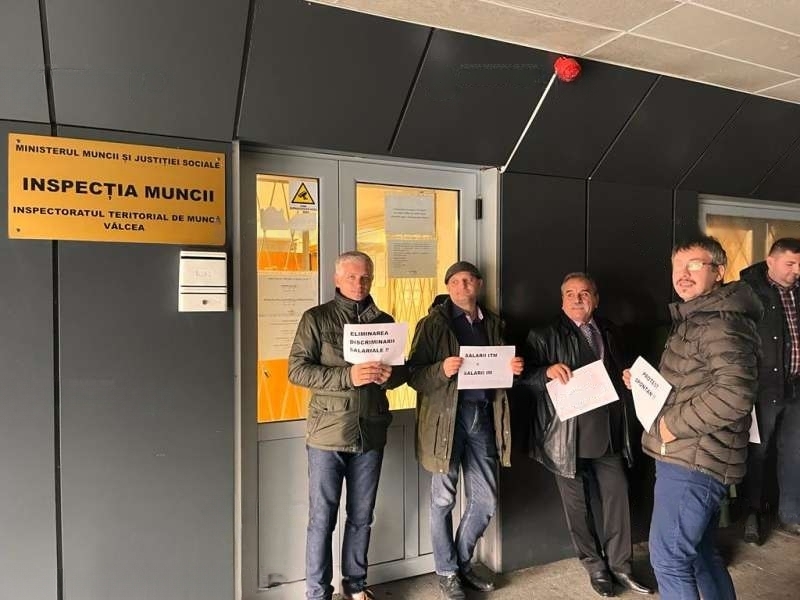 Protest spontan organizat la Inspectoratul Teritorial de Muncă Vâlcea | Angajații cer salarii mai mari