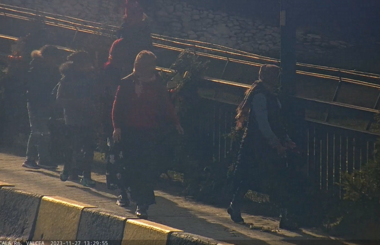 Un grup de copii și adulți au distrus decorațiunile de pe podul Vinerii Mari