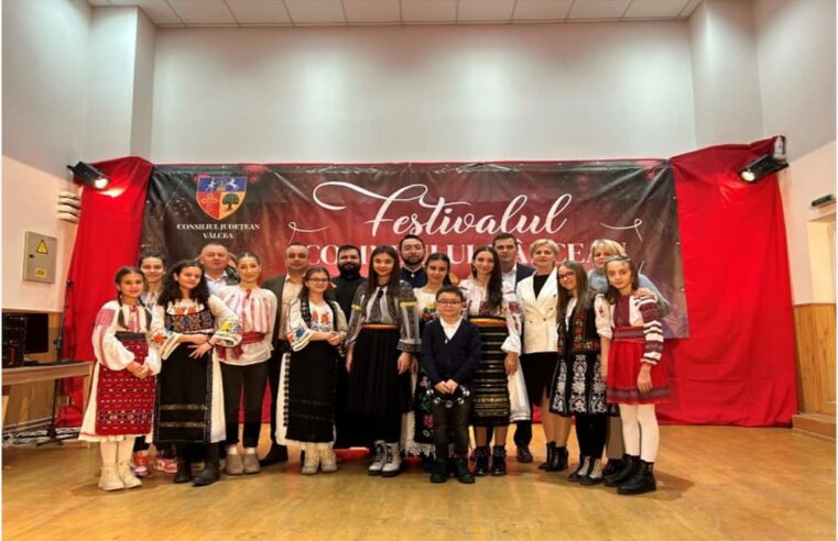 Colindătorii din Vlădești, îndrumați de preoți și sprijiniți de primar, impresionează la preselecțiile Festivalului Colindului Vâlcean 2023