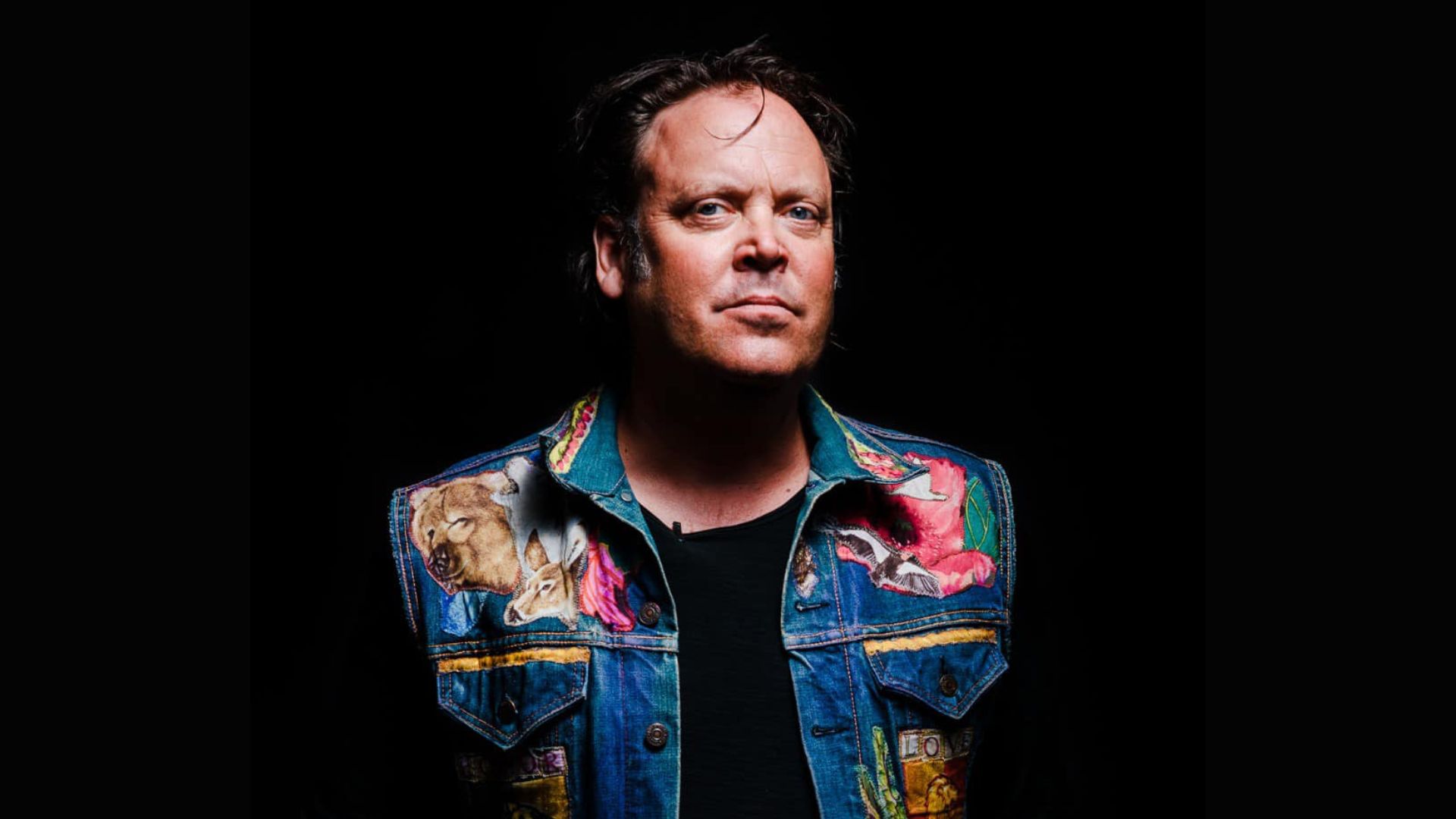 Scriitorul Charlie Ottley: „Oltenia este extraordinar de frumoasă și vreau să arăt întregii lumi că merită cel puțin atenția acordată Transilvaniei”