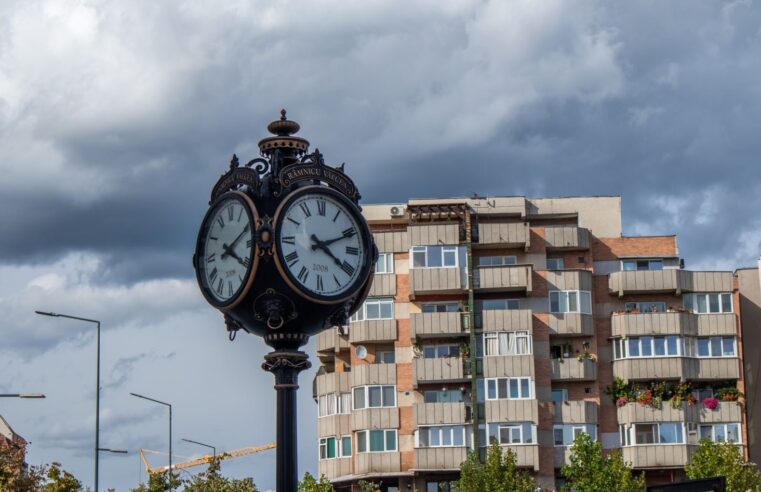 Râmnicu Vâlcea este printre cele mai frumoase orașe din țară, dar din ce în ce mai gol