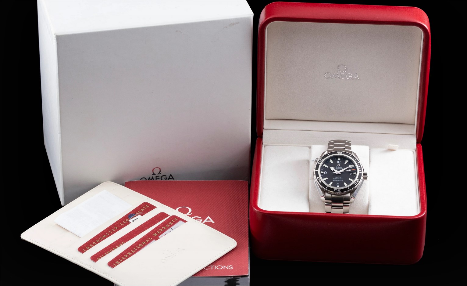 Ceas precum cel purtat de Daniel Craig în filmele din seria James Bond, disponibil la licitație în România