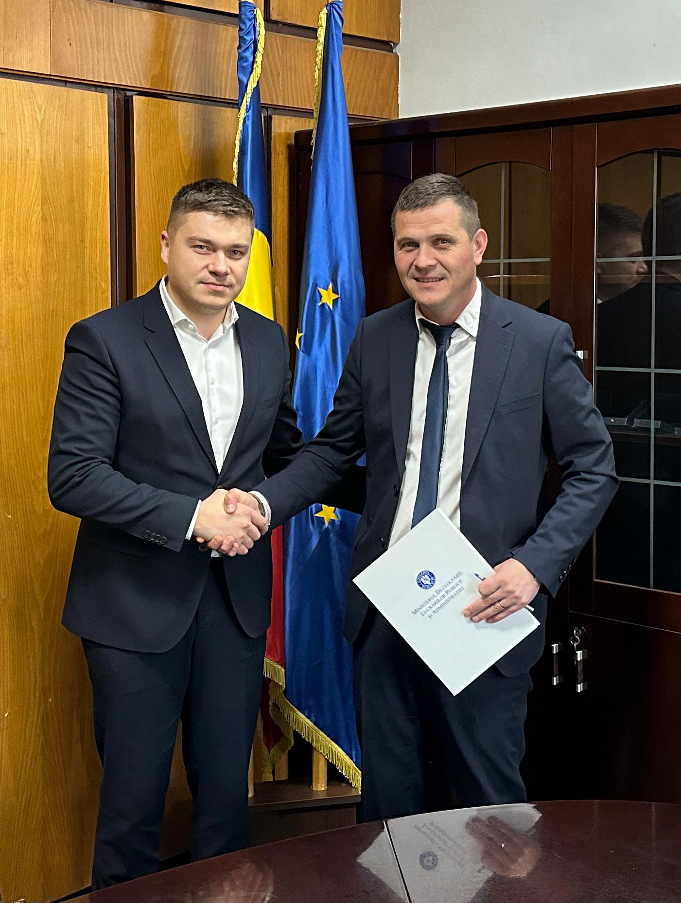Primarul Remus Sasu a semnat  contractul pentru modernizarea străzilor din Ocnele Mari