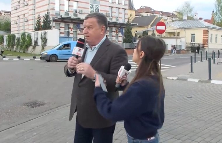 Primarul Mircia Gutău ajunge din nou vedetă națională | Spectacol despre avere, în direct din fața primăriei din Râmnicu Vâlcea