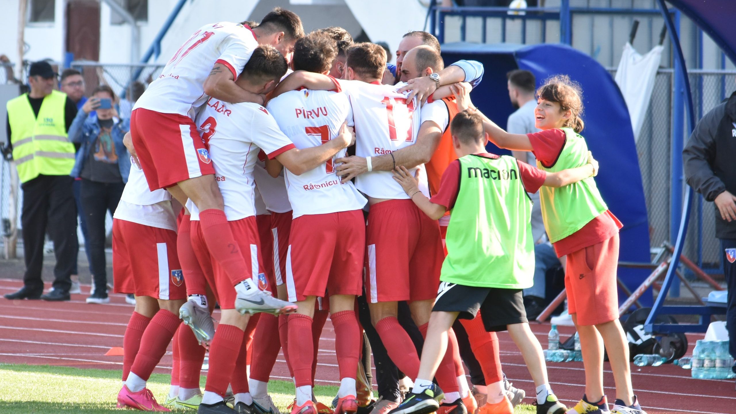 Show în Zăvoi. Vâlcea, set la zero cu Zărnești