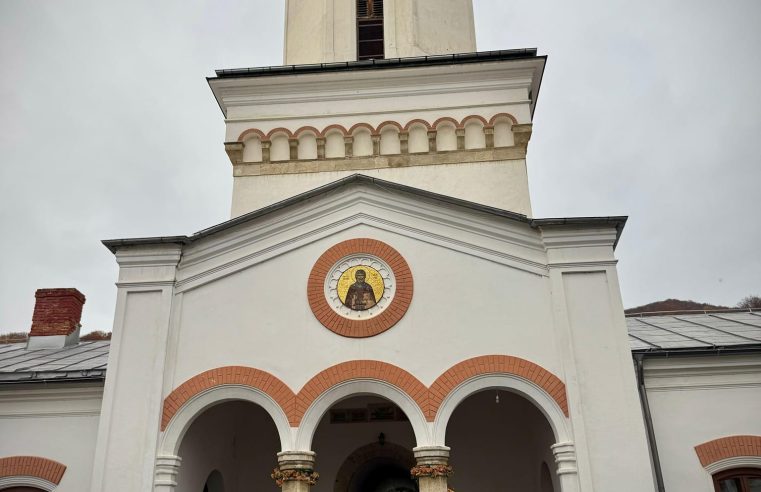 Minuni și speranță la moaștele Sfântului Grigorie Decapolitul de la Mănăstirea Bistrița