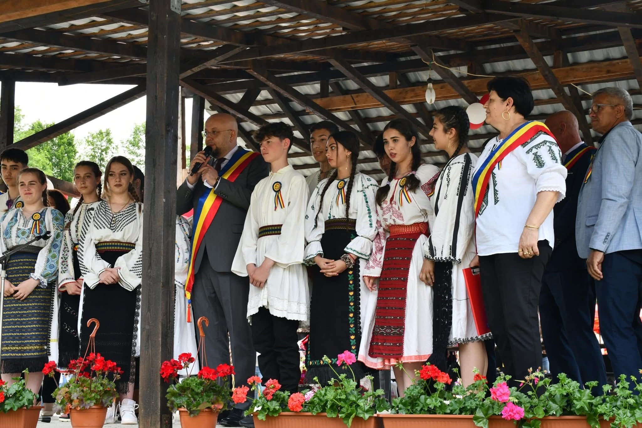 Popești, o zi de sărbătoare adevărată: flori, muzică, eroi și vești bune de la județ, la Fântânile Reci