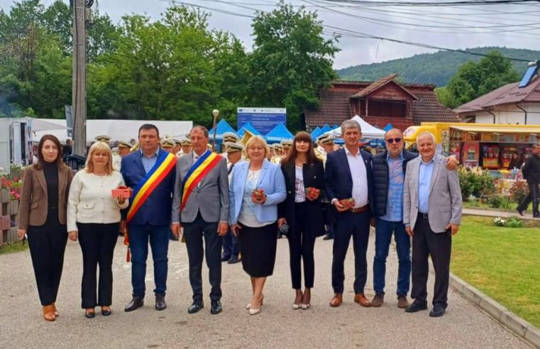 Sărbătoarea Căpșunului de la Bunești a învins ploaia și greutățile. Primarul Viorel Radi: „Ținem tradiția, pentru oameni și bucurie”