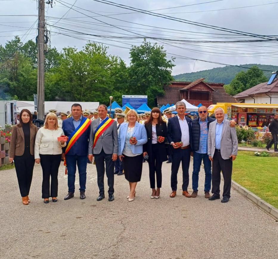 Sărbătoarea Căpșunului de la Bunești a învins ploaia și greutățile. Primarul Viorel Radi: „Ținem tradiția, pentru oameni și bucurie”