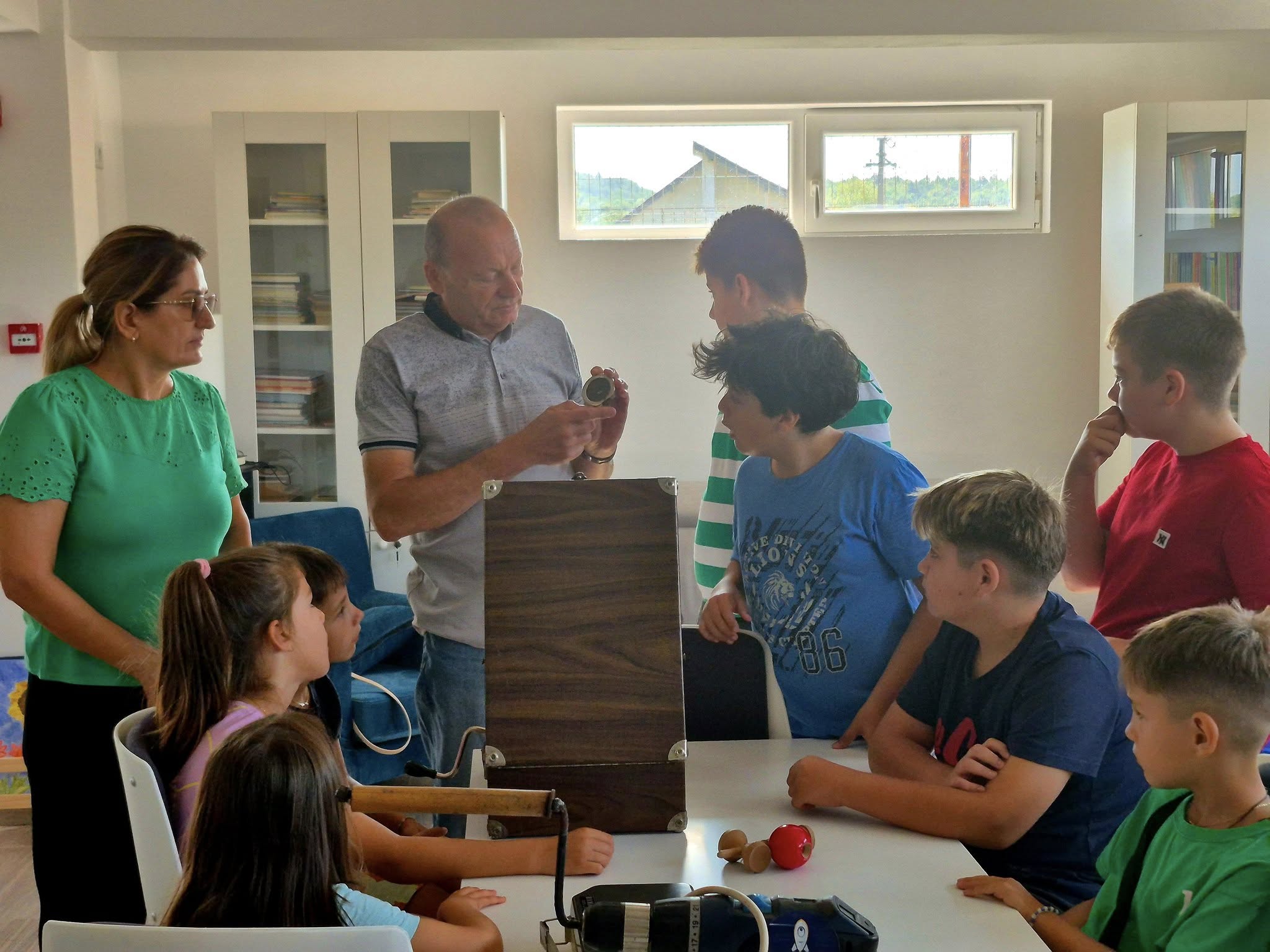 Litere frumoase, sunete vechi și curent electric – Copiii din Bunești au descoperit bucuria învățării la bibliotecă