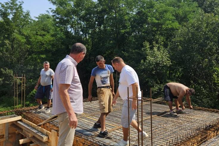 La Bunești se asfaltează drumuri, se aduce gazul, se construiește un centru pentru copii și se pregătește un parc de energie curată