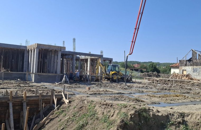 La Bălcești, șantierele au devenit o imagine obișnuită – creșa și blocurile pentru tineri se alătură valului de investiții