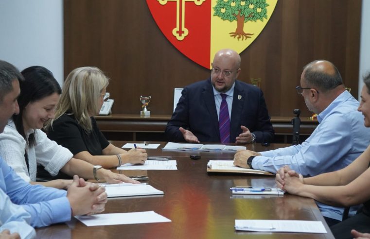 Încă 25 de microbuze electrice pentru școlile din Vâlcea – investiție de 2,5 milioane de euro