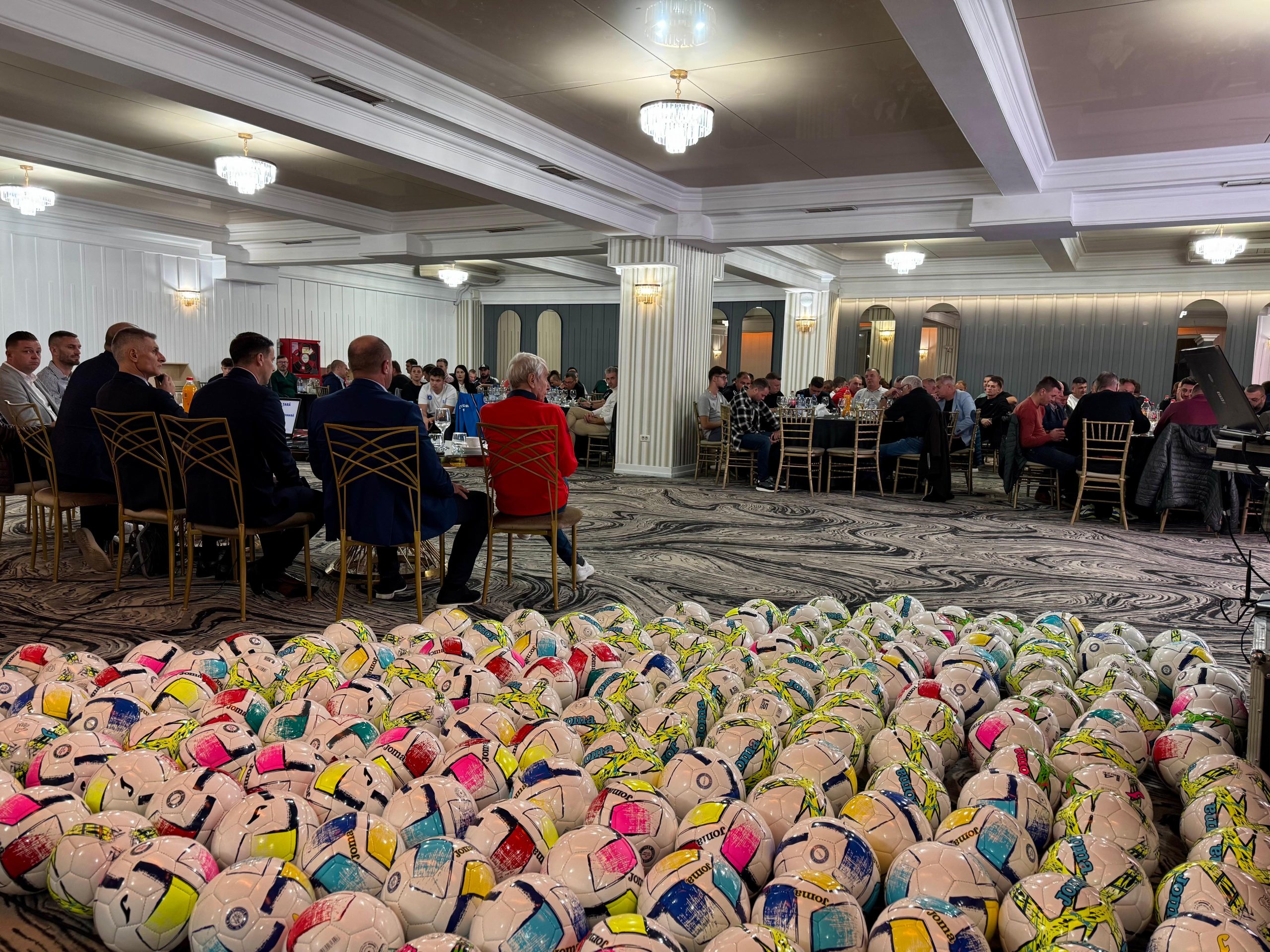 Sprijin pentru fotbalul vâlcean. Echipamente noi pentru cele 85 de cluburi din județ