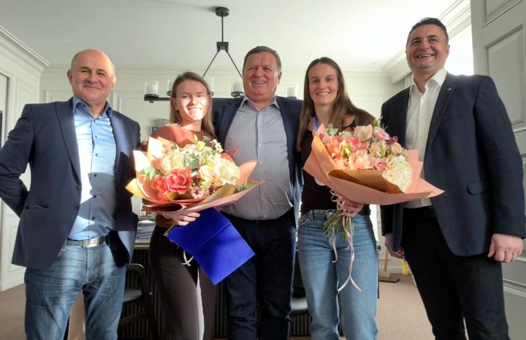 Două jucătoare de la SCM Rm. Vâlcea, premiate de edilul Mircia Gutău. ”Ambele merită toată aprecierea”