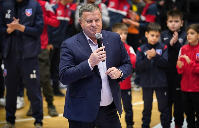 SCM a oferit cadouri celor peste 500 de copii din cadrul clubului. Primarul Gutău anunță noi investiții în sportul vâlcean / foto