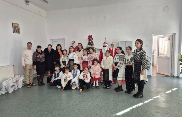 Zi de sărbătoare la Popești: Moș Crăciun a ajuns în fiecare clasă, alături de primarul Aurora Măgura