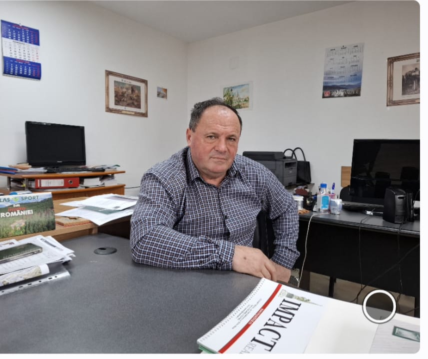 Tăieri din pix și ordine de la centru: primăriile de comună, prinse între presiuni bugetare și obligații tot mai mari. Toma Ciolacu avertizează: «Reforma nu se face din pix»