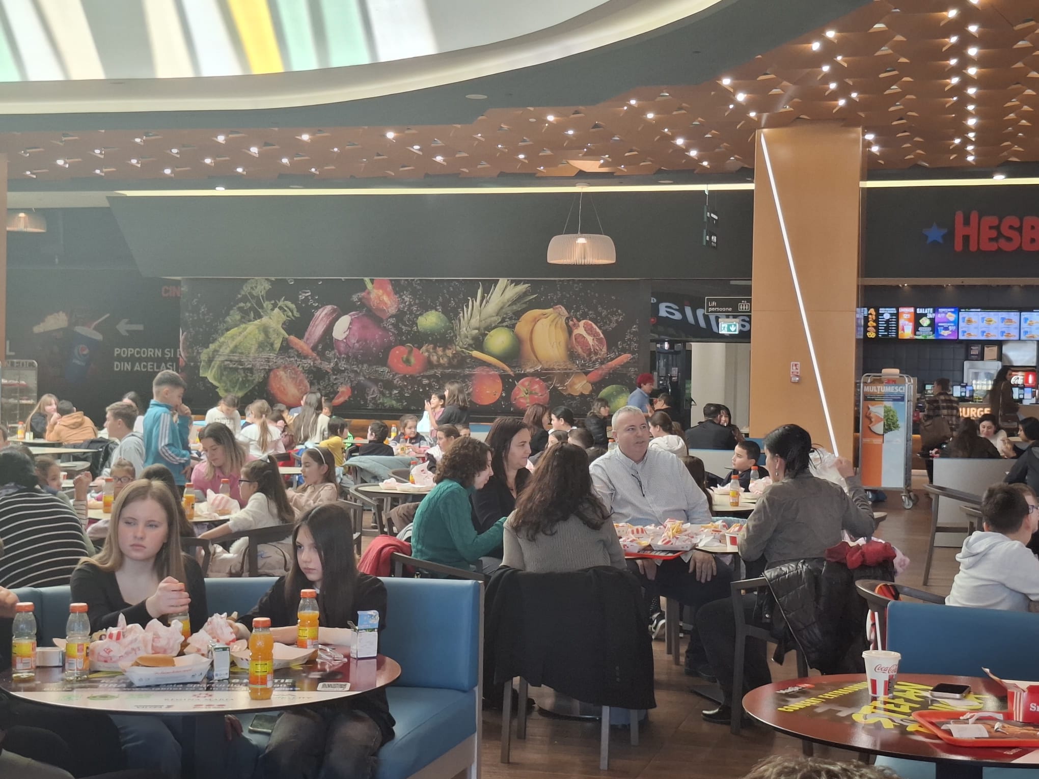 Copiii din Drăgoești, o zi altfel în vacanță: film, mall și bucurii simple. Dorinel Boncan: «Dacă putem să le oferim o amintire frumoasă, eu cred că merită»