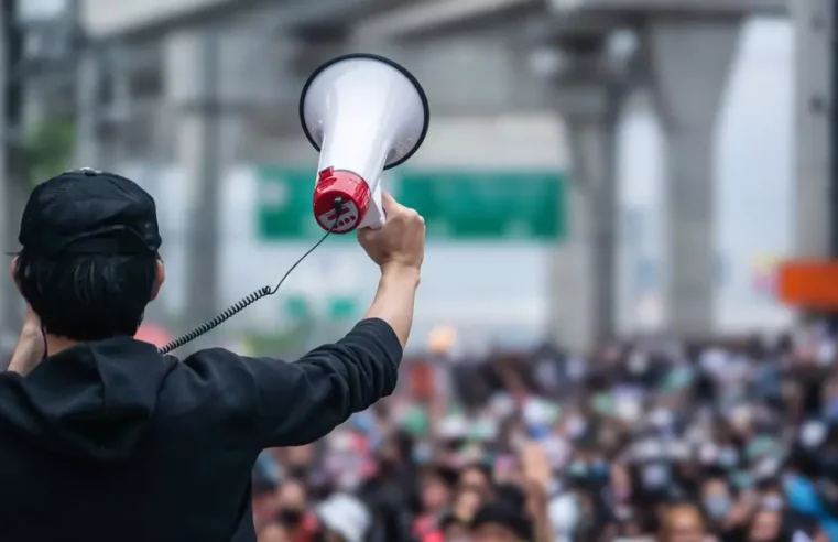 Mii de angajați cer înapoi drepturile tăiate, iar nota de plată poate exploda pentru Guvernul Bolojan