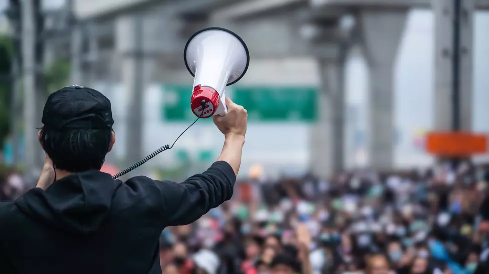 Mii de angajați cer înapoi drepturile tăiate, iar nota de plată poate exploda pentru Guvernul Bolojan