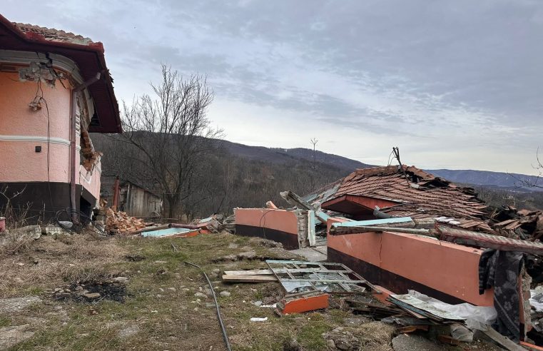 Pământul înghite casele la Sălătrucel: drum distrus, locuințe grav afectate și zeci de familii la limita disperării